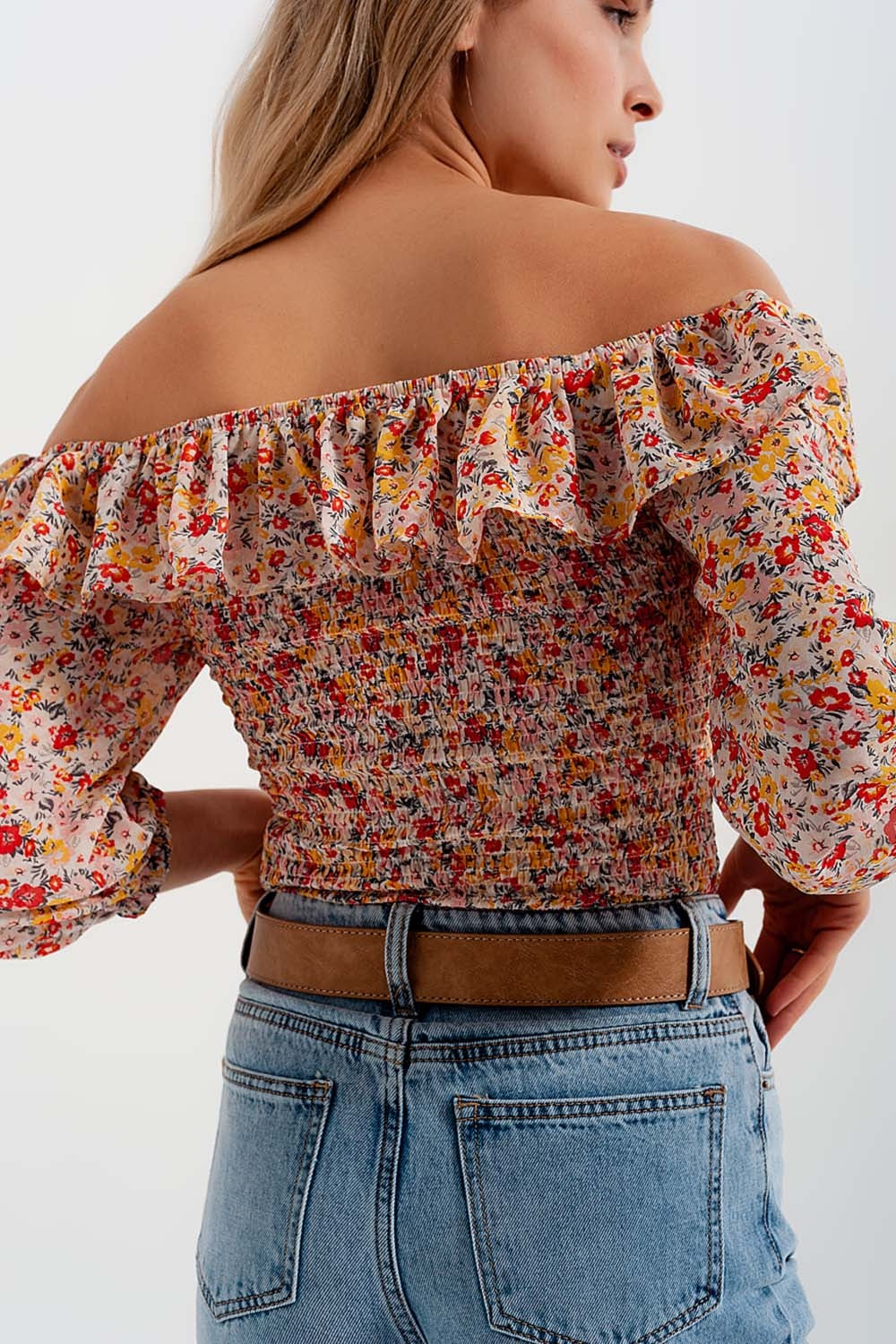 Blusa franzida ombro a ombro com folho em estampado floral coral
