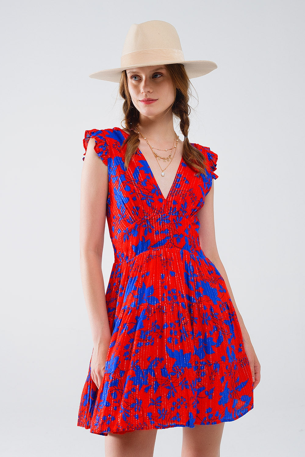 Vestido curto vermelho com estampado floral azul e decote em V