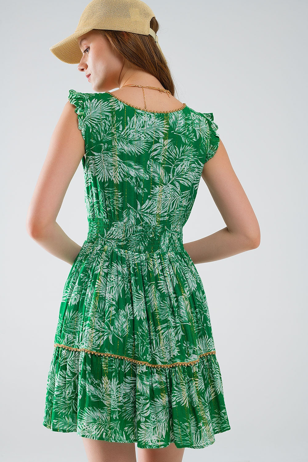 vestido curto verde boho com estampado floral e detalhe em lurex