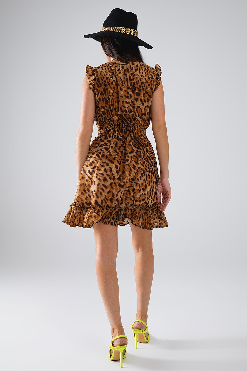 Vestido curto com padrão leopardo e cintura marcada