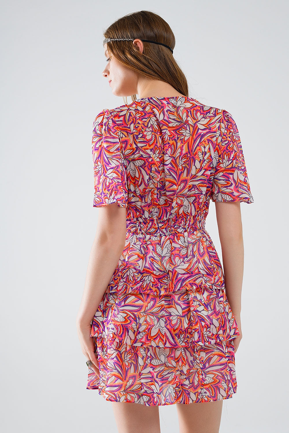 Vestido curto de chiffon multicolorido com estampado floral e design franzido