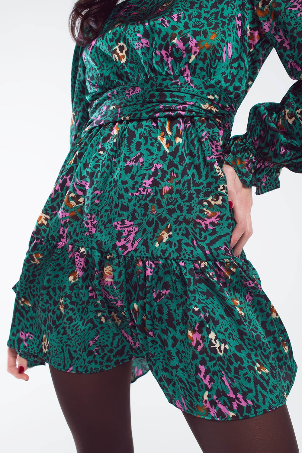 Vestido curto estampado com saia em camadas e punho com folhos em verde floresta