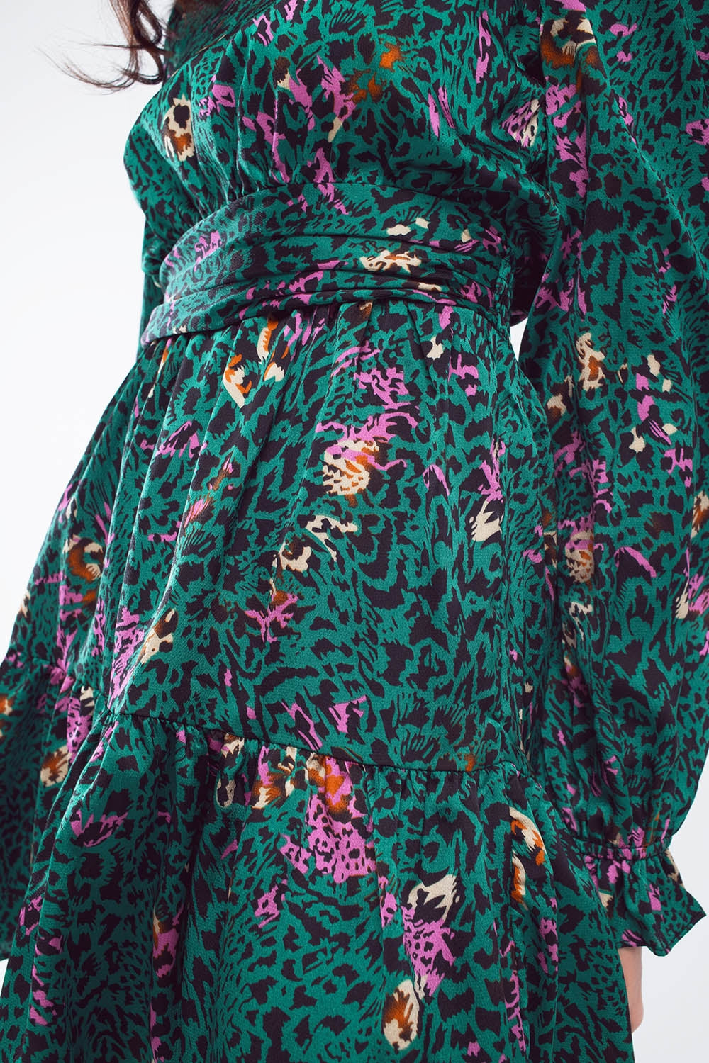 Vestido curto estampado com saia em camadas e punho com folhos em verde floresta