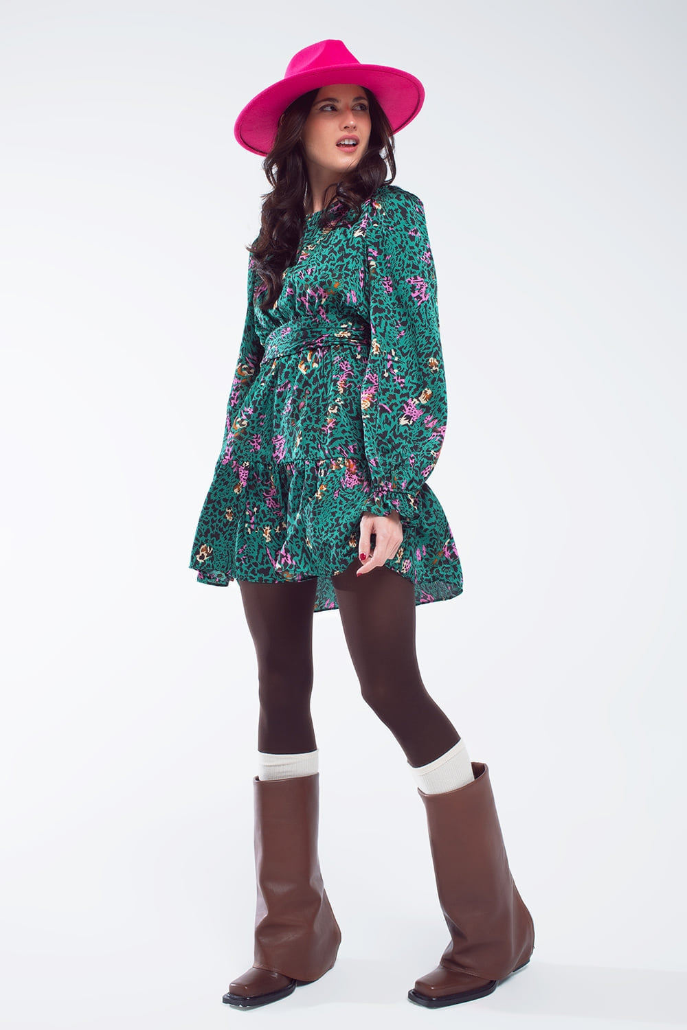 Vestido curto estampado com saia em camadas e punho com folhos em verde floresta