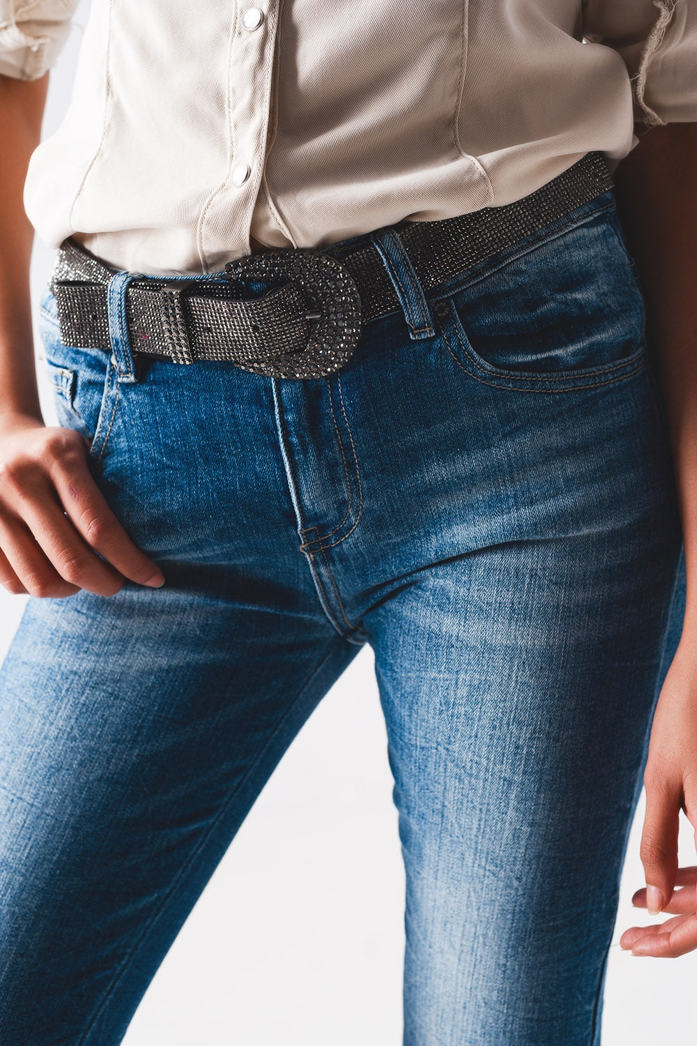 Skinny jeans in distressed blue