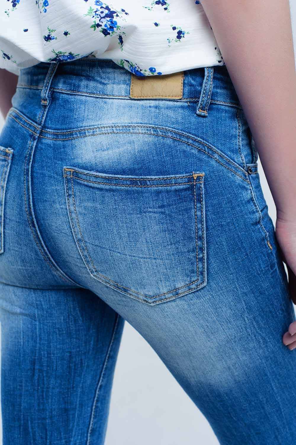 skinny jeans with worn color and wrinkles
