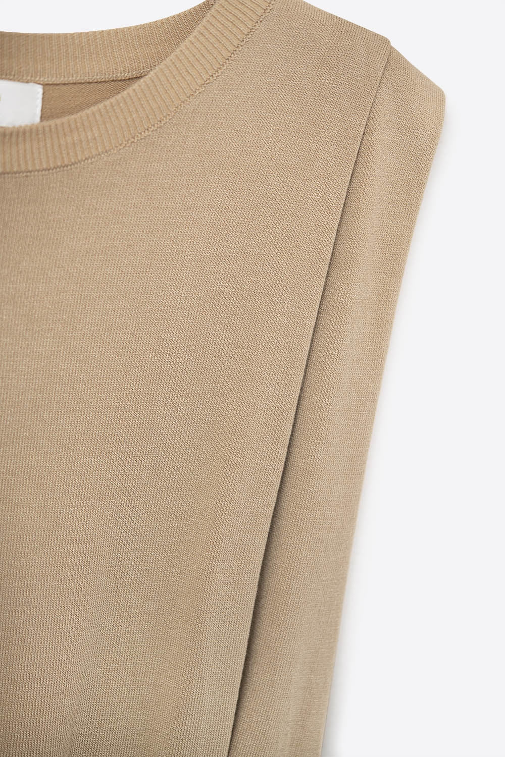 Mouwloos gebreid topje met gedrapeerde schouders in camel