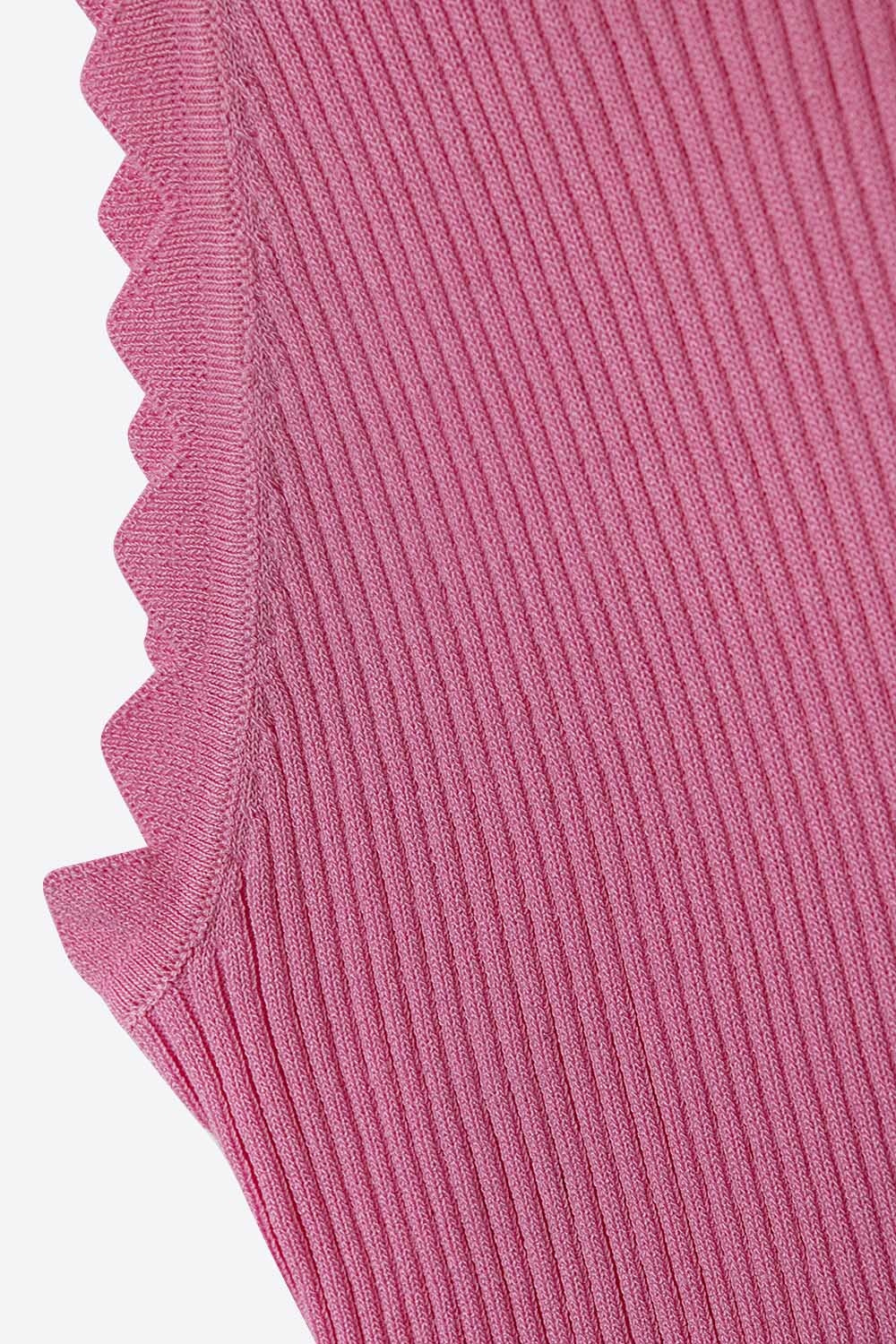 Blusa rosa sem mangas com detalhes ondulados