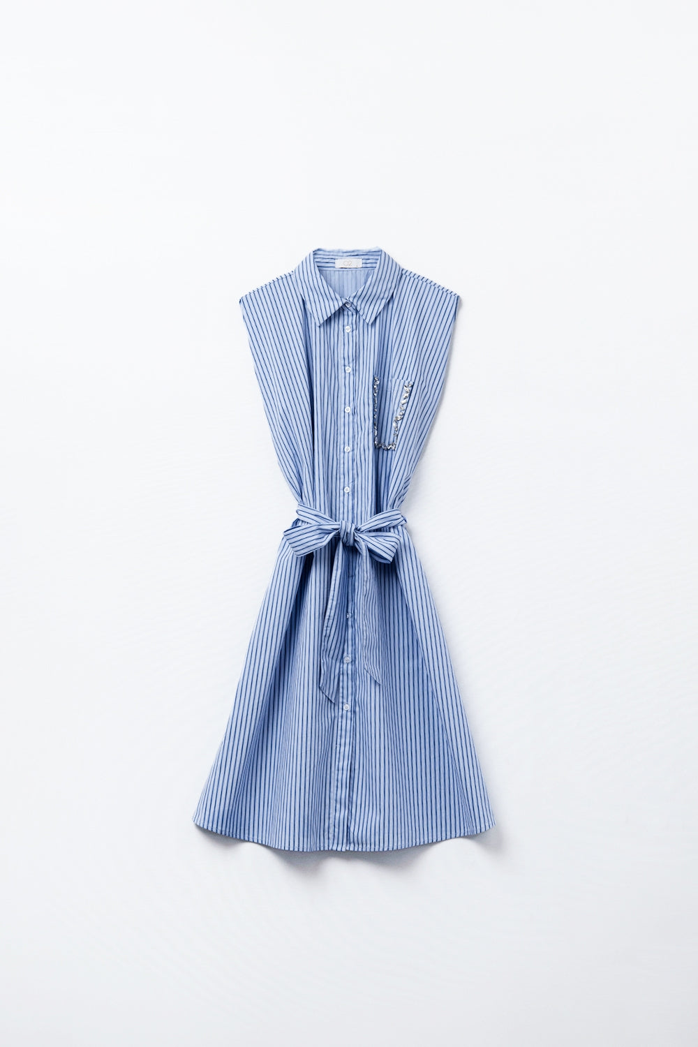 Vestido-camisa sem mangas com cinto e bolso bordado