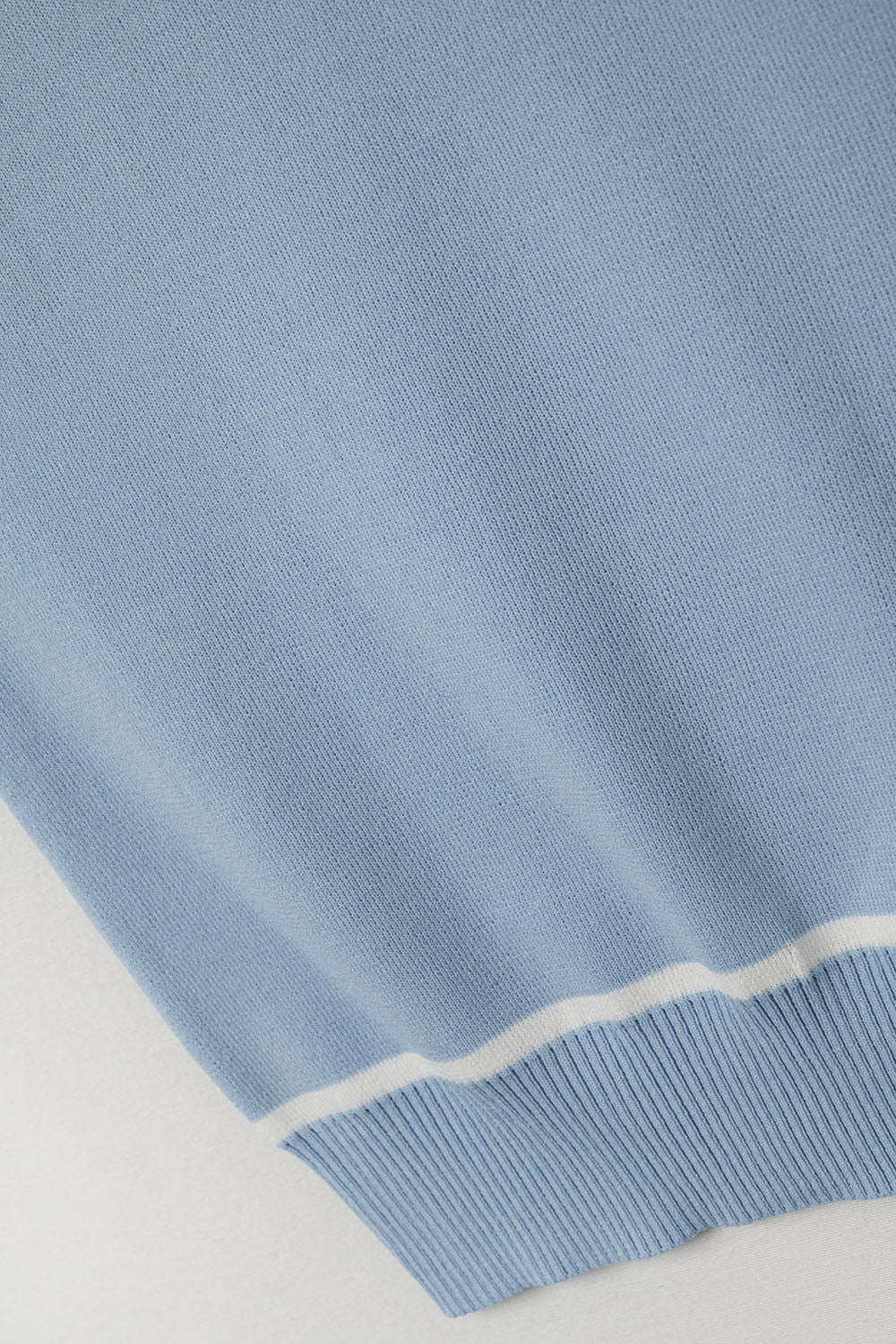 Camisola sem mangas azul com detalhes de linhas brancas