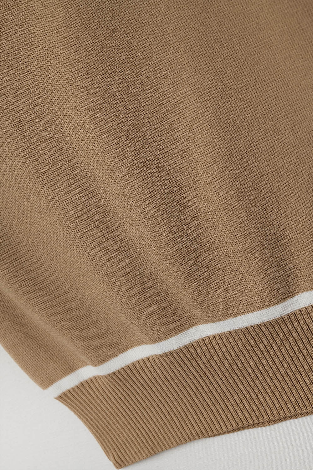 Camisola sem mangas em camel com detalhes de linhas brancas