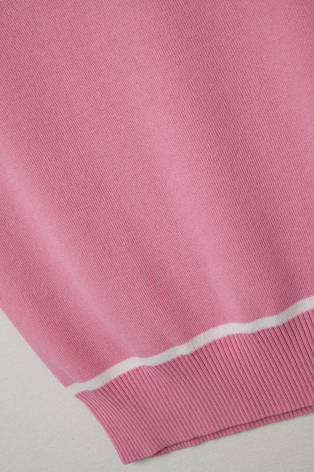 Camisola sem mangas rosa com detalhes em linhas brancas