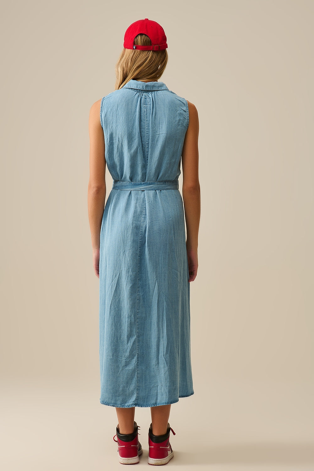Vestido-camisa sem mangas em tecido tencel azul