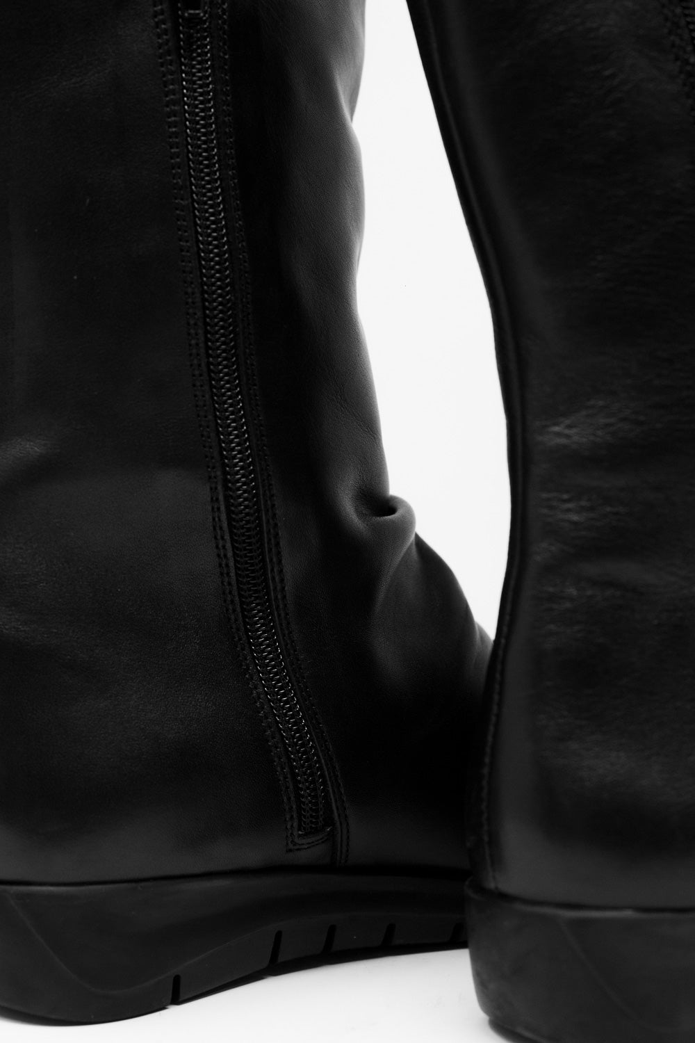 bota larga na altura da barriga da perna