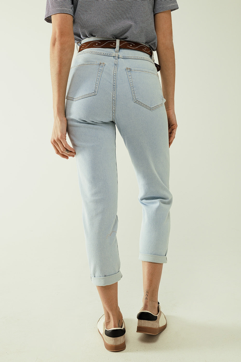 Calça de ganga direita azul claro com bainha e cinco bolsos