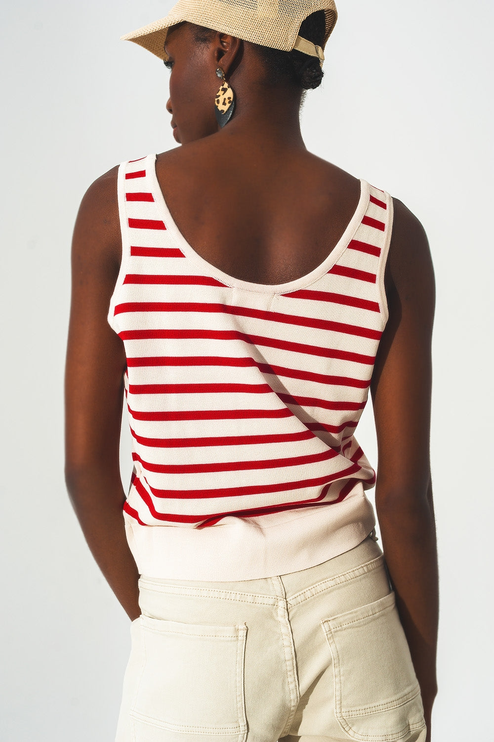 Top cropped às riscas em vermelho e branco