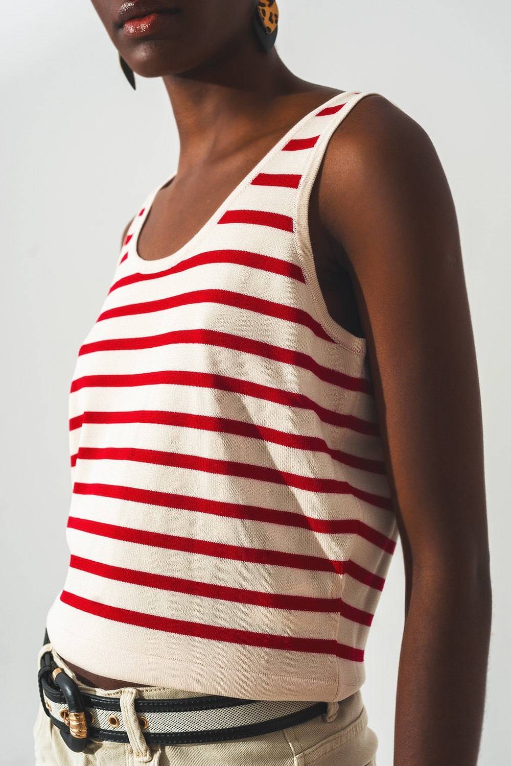 Top cropped às riscas em vermelho e branco