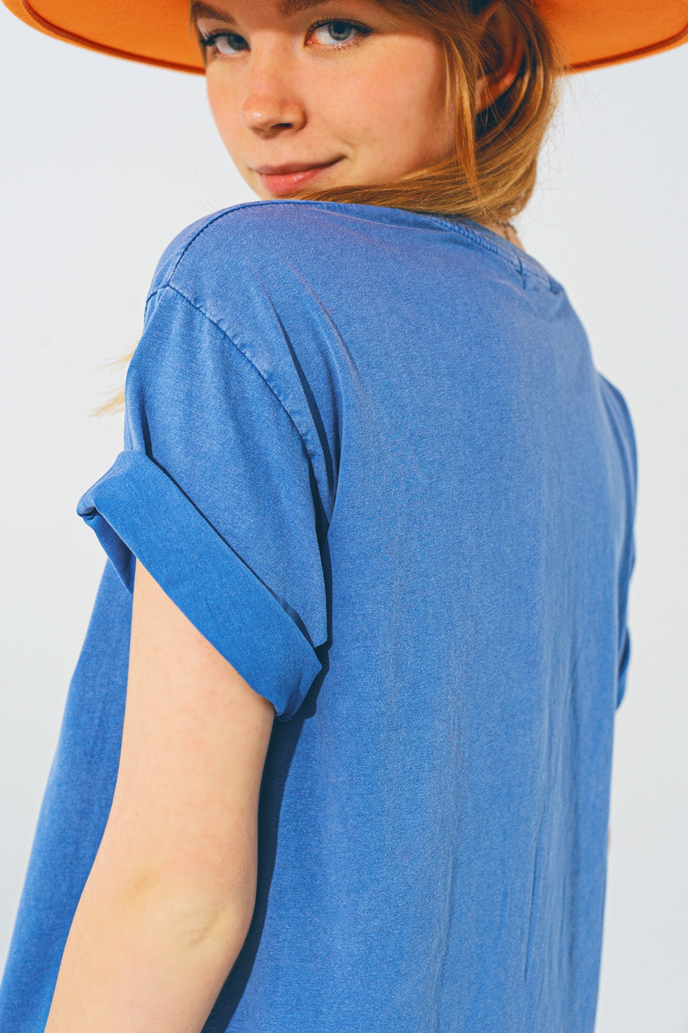 T-Shirt with Vintage 18 Text in Blue