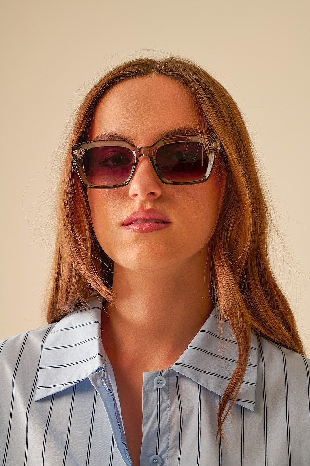 Dikke vierkante zonnebril met retro montuur in grijs