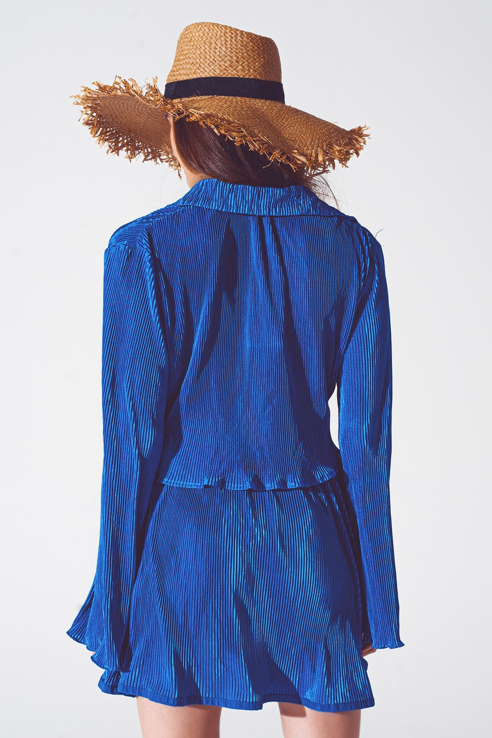 Top curto plissado com atilhos à frente em azul