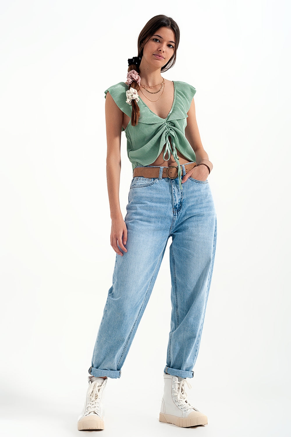 Top curto com atilhos à frente, detalhe franzido e manga volumosa, verde
