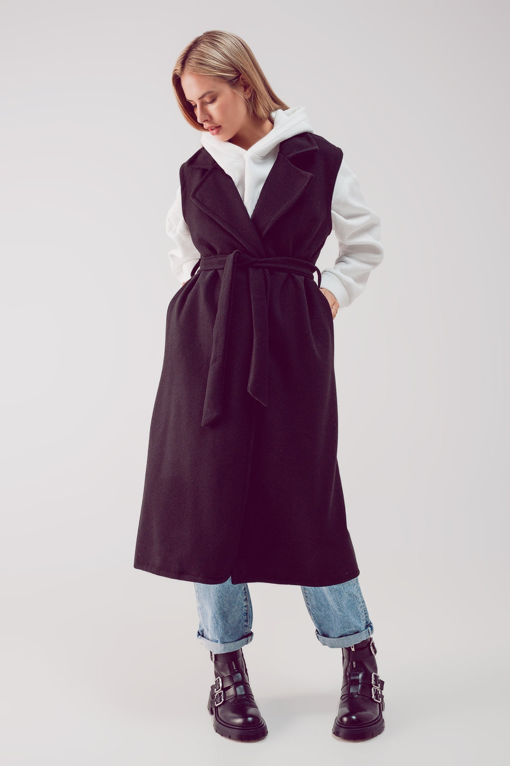 Ultra-lang gilet met riem in zwart