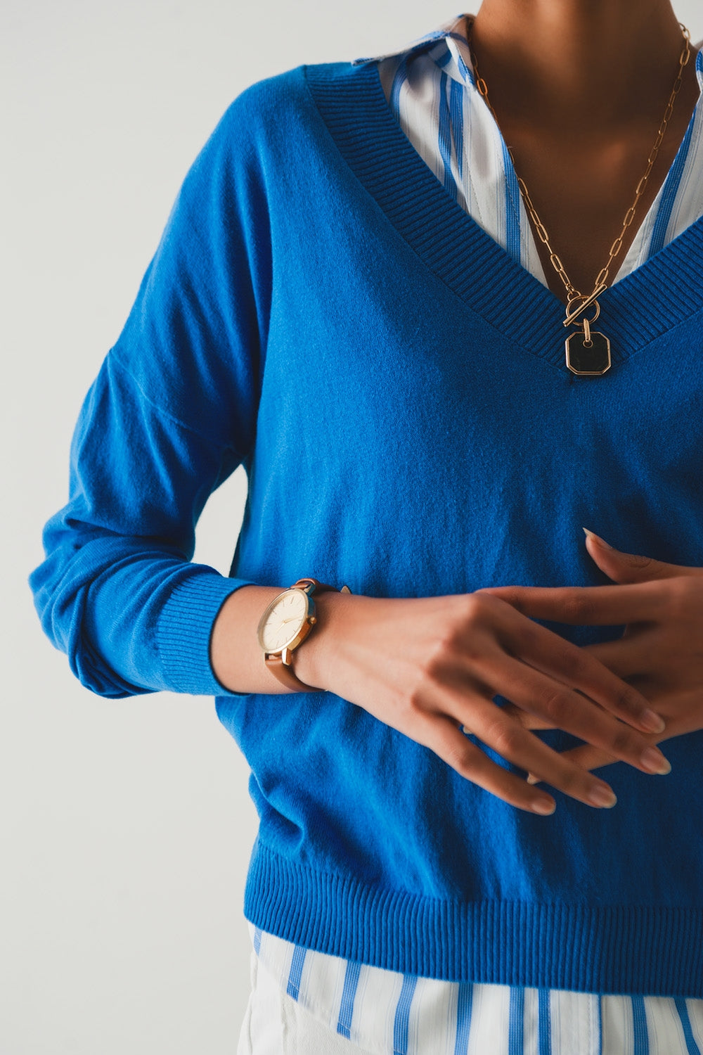 v neck fine knit sweater in blue