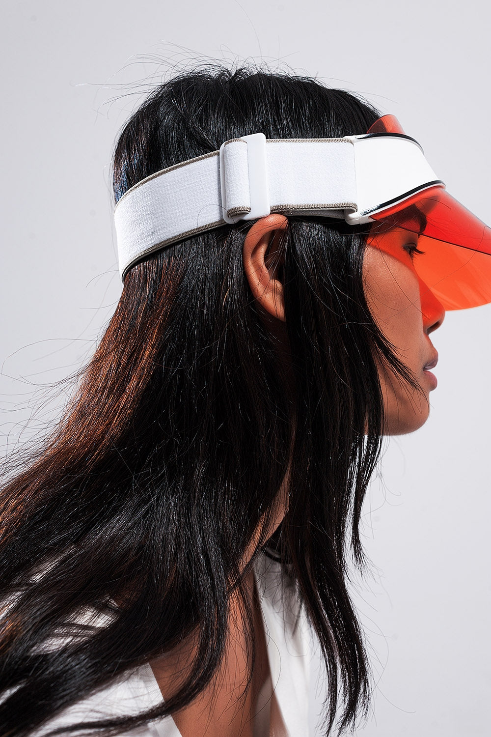 Boné com viseira em vermelho