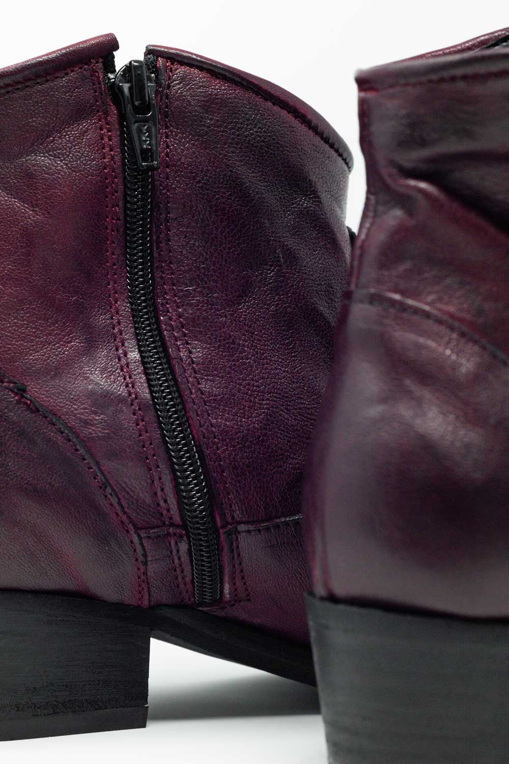 Botas estilo western em castanho com detalhe na lateral