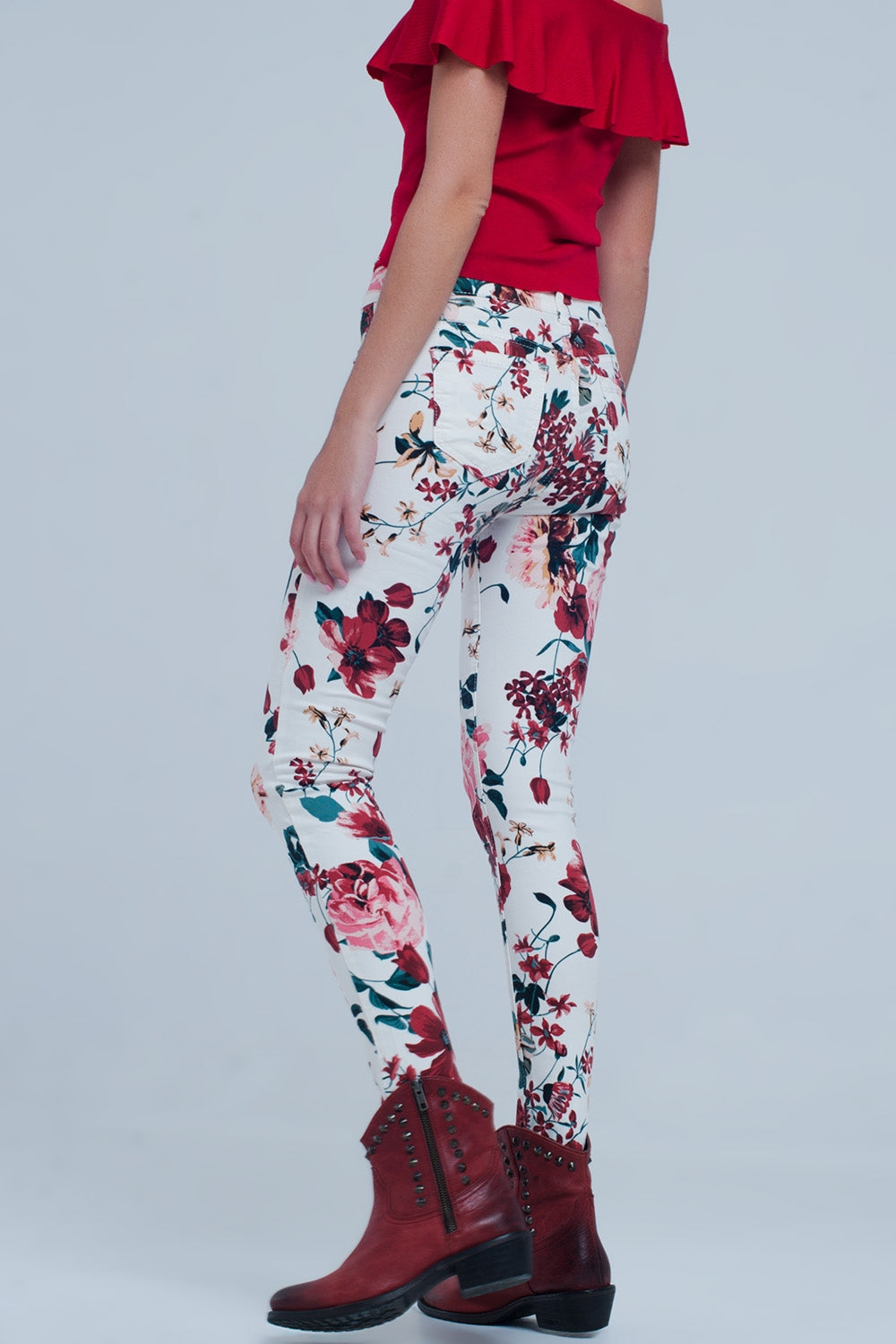 White jeans with roses print