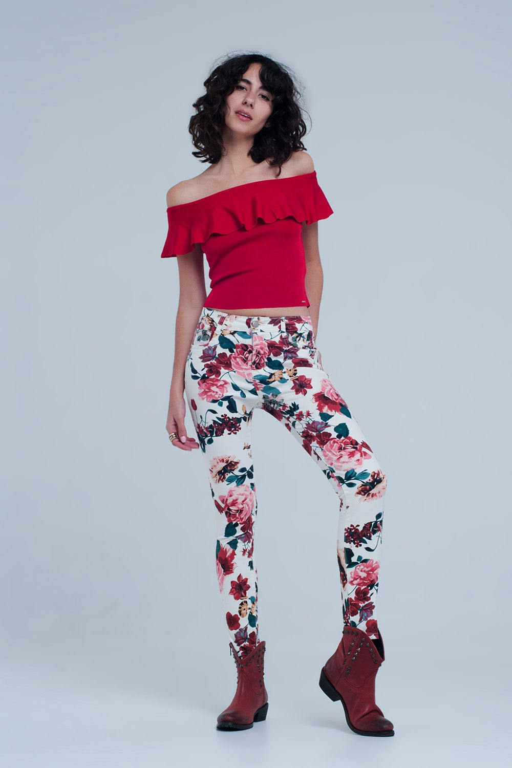 White jeans with roses print
