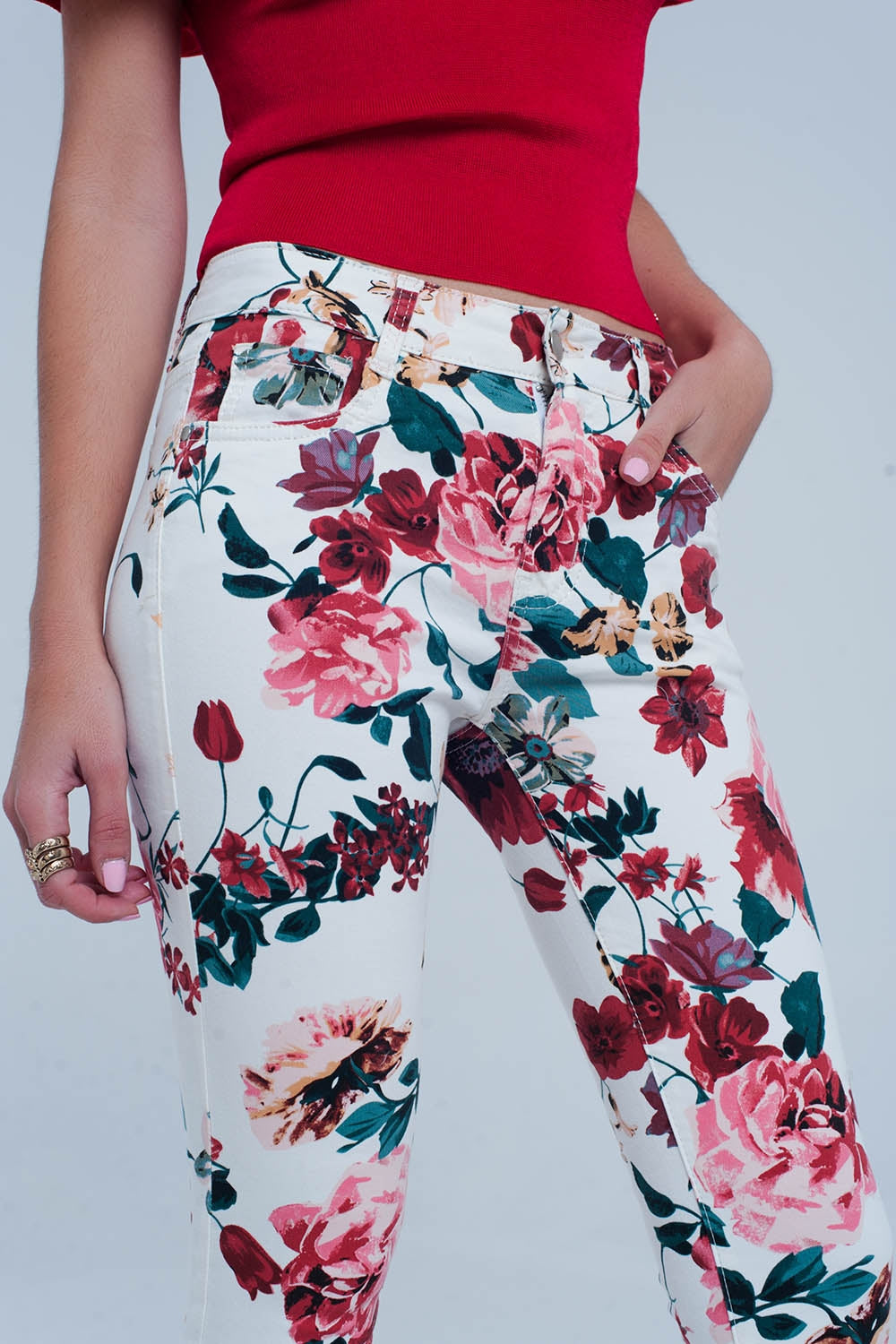 White jeans with roses print