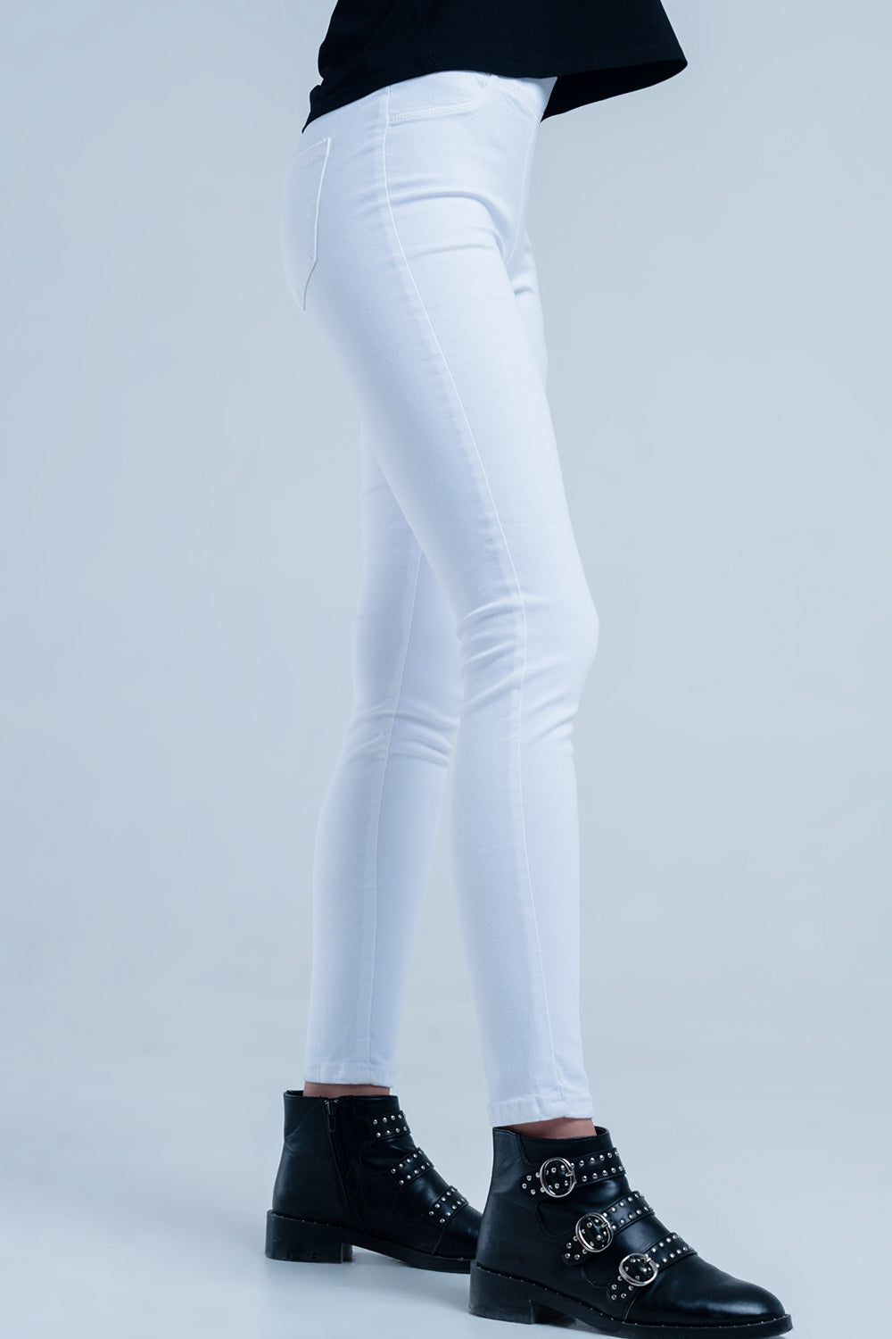 Jeggings brancos com bolsos traseiros