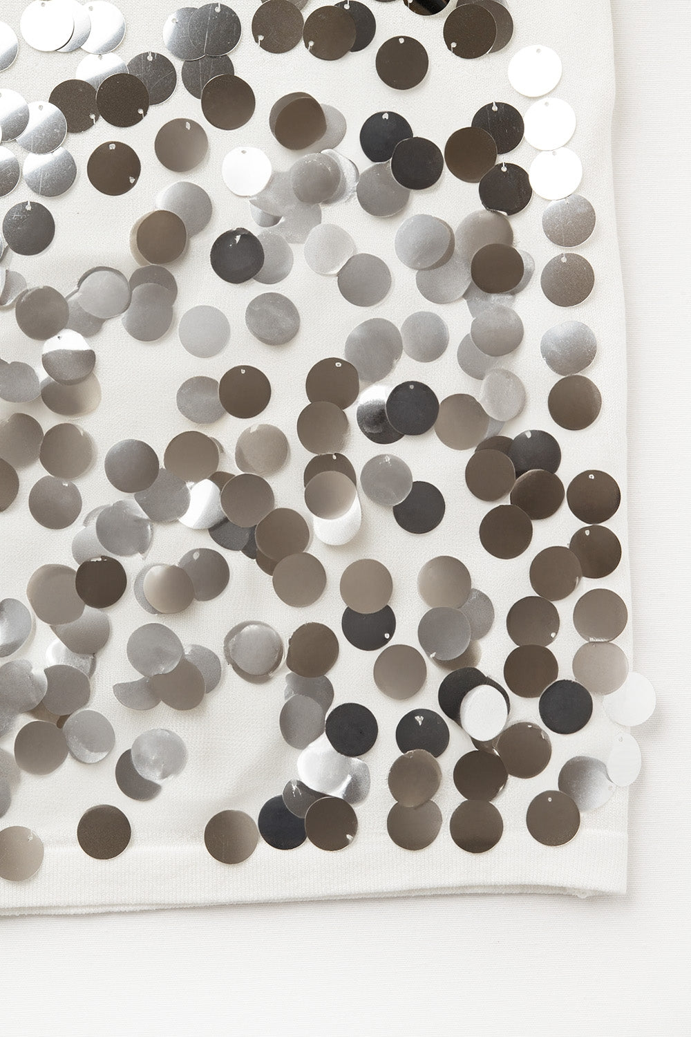 Blusa de malha branca com detalhe de lantejoulas