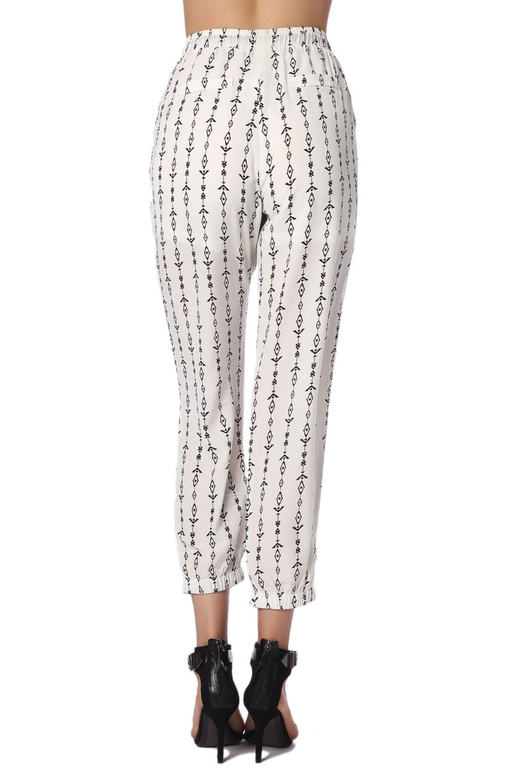Calça creme com estampado geotribal contrastante