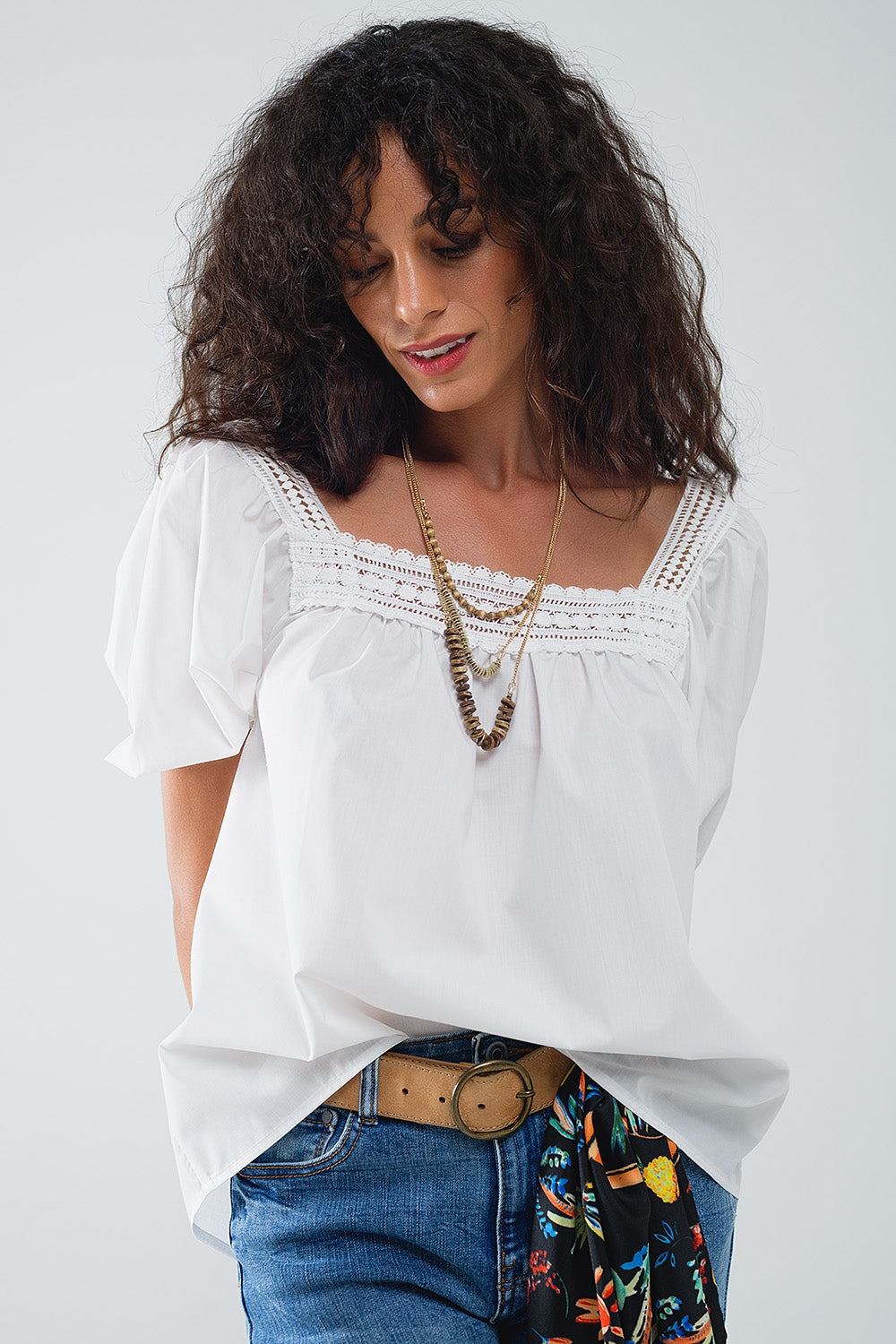 Blusa branca com decote quadrado e manga curta