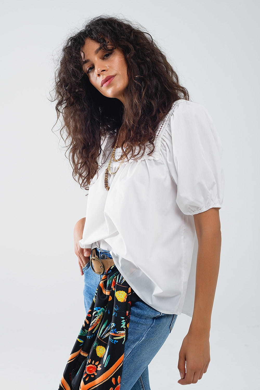 Blusa branca com decote quadrado e manga curta