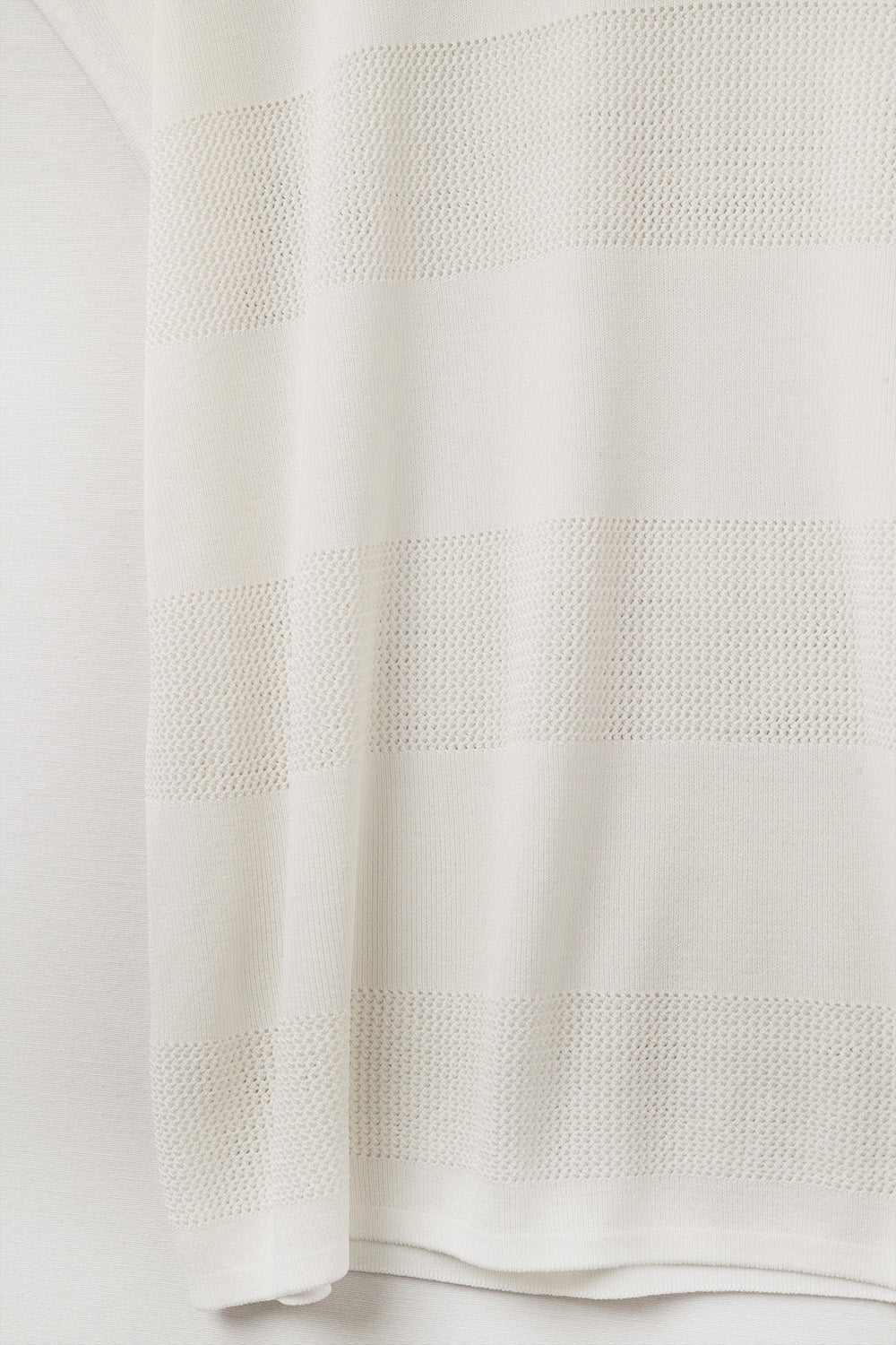 Camisola de malha branca com decote em V e detalhe de ponto aberto