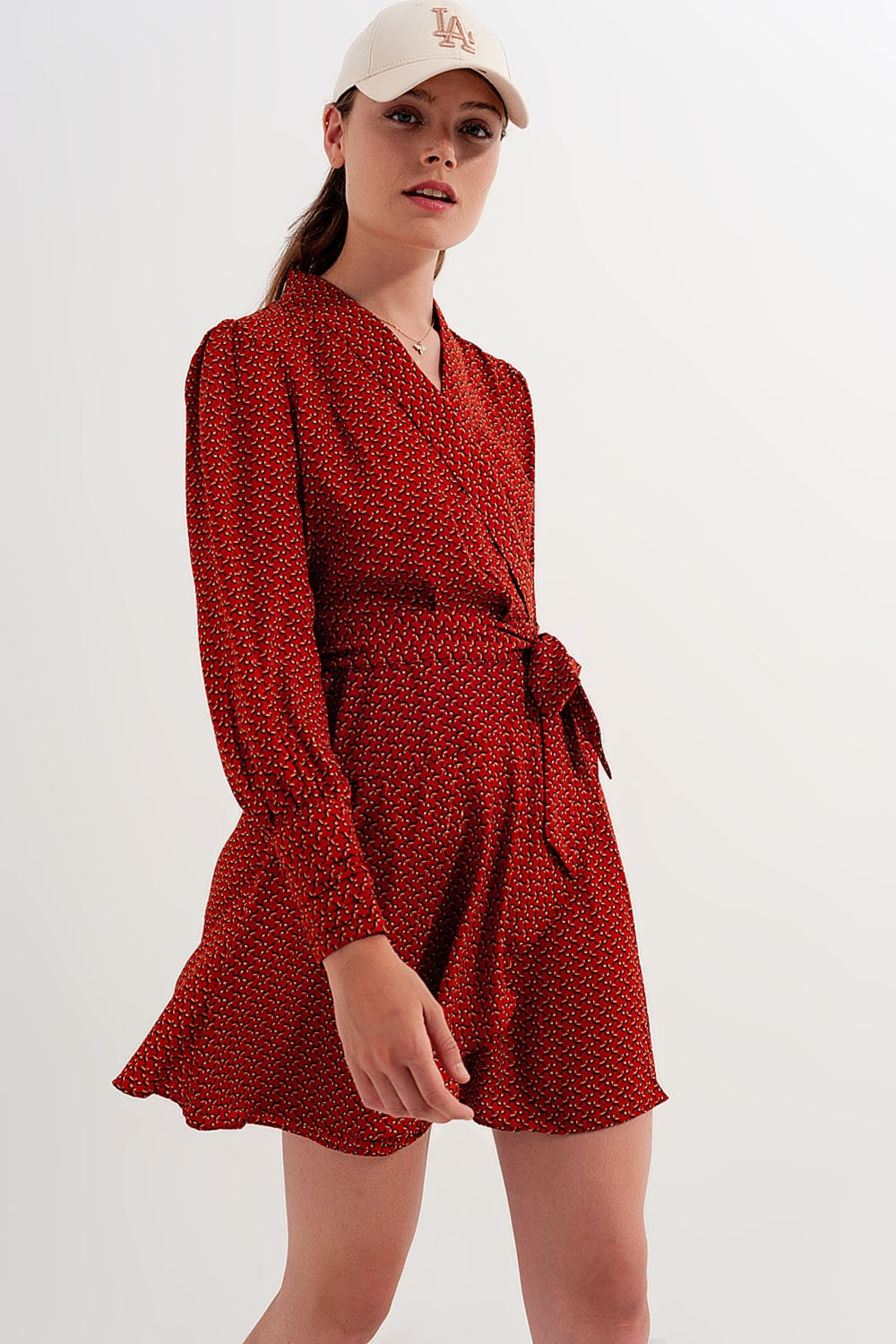 Vestido curto envelope com estampado geométrico