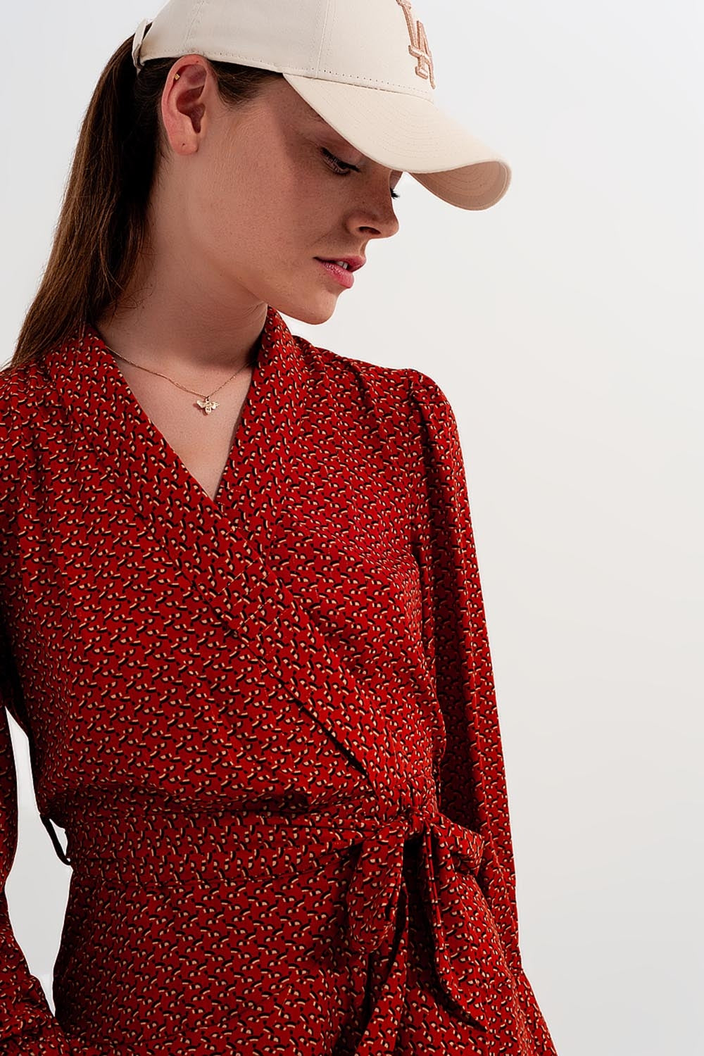 Vestido curto envelope com estampado geométrico