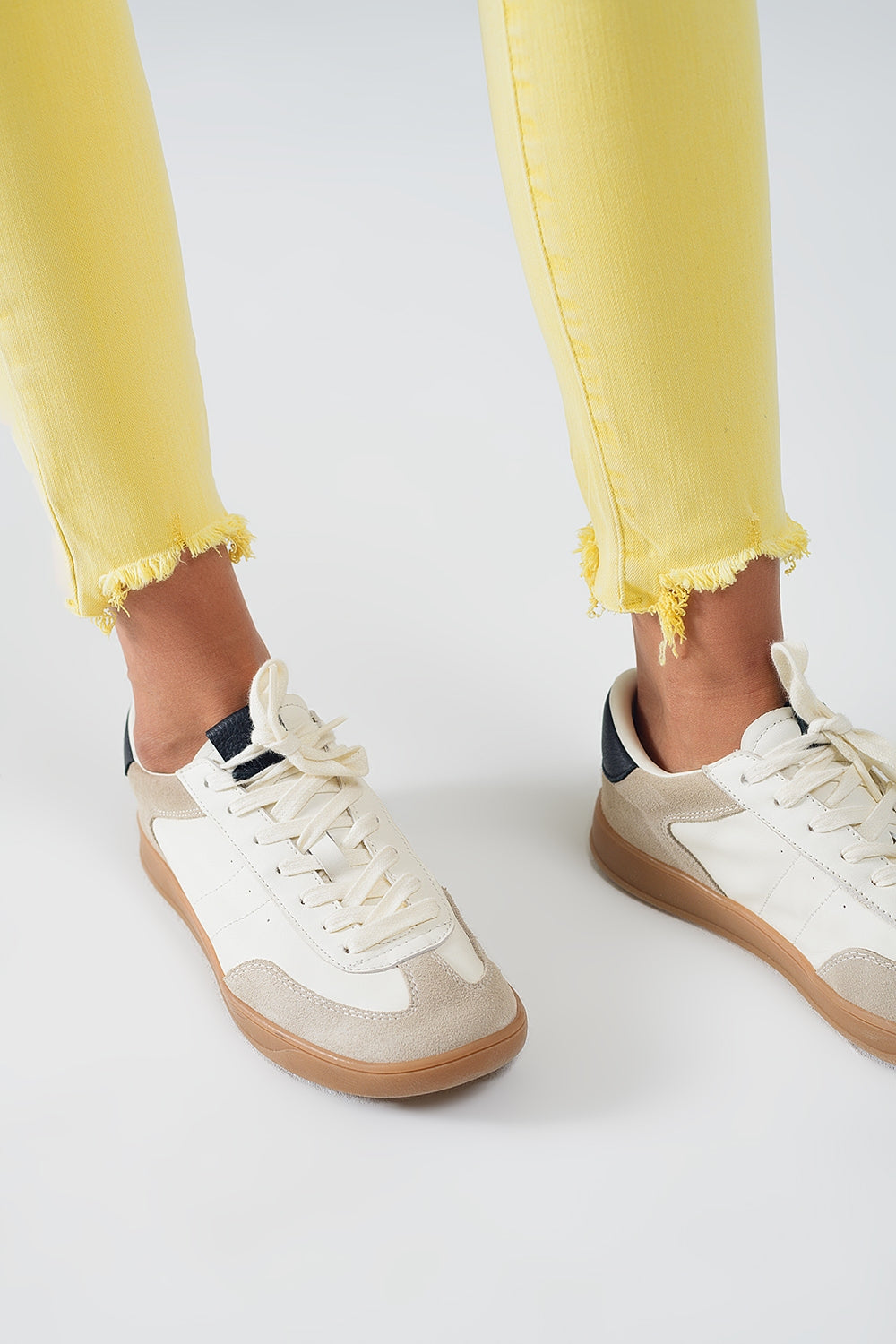 Calça de ganga super skinny elástica com bainha irregular amarela