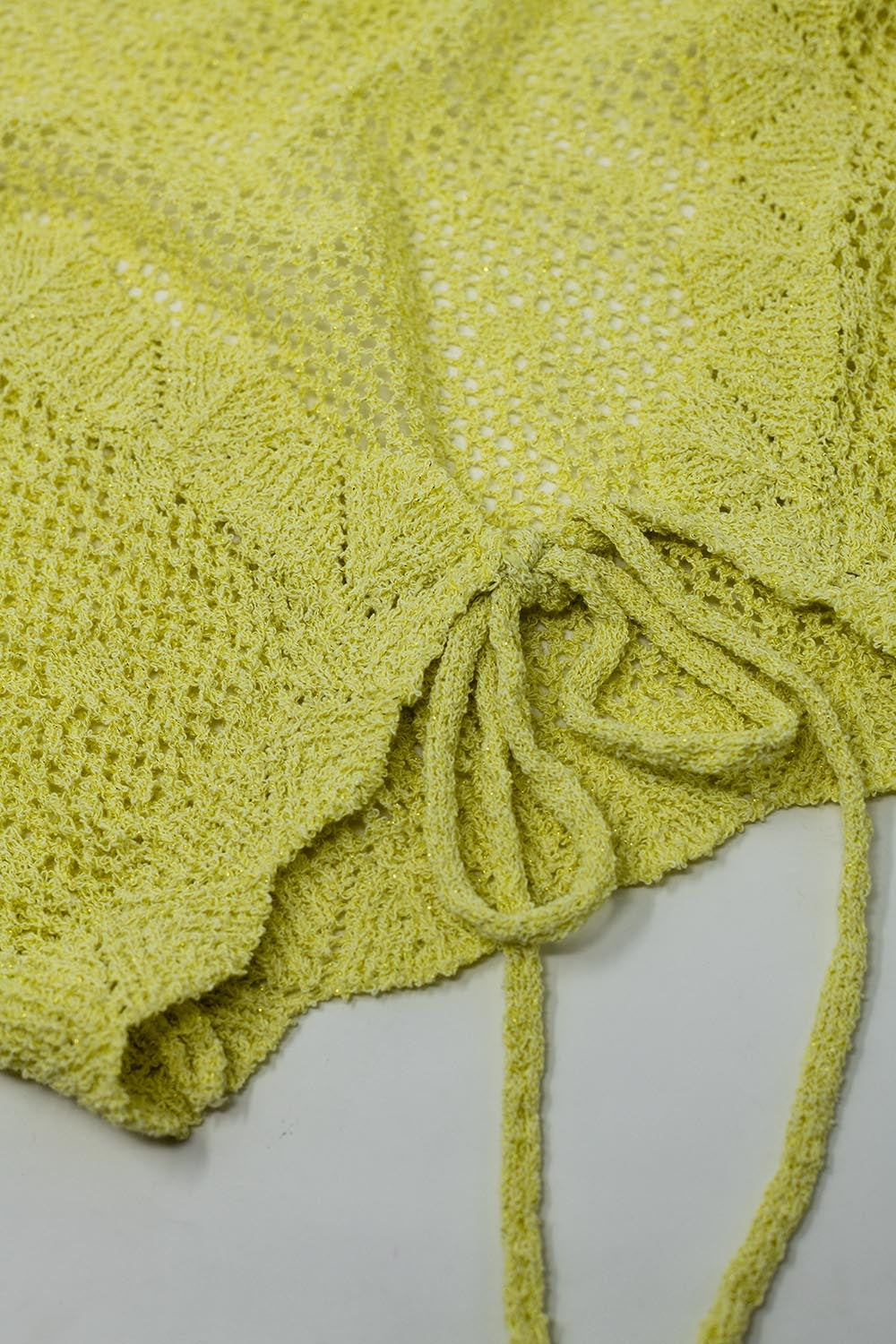 Cardigan curto amarelo em crochet com detalhe em lurex