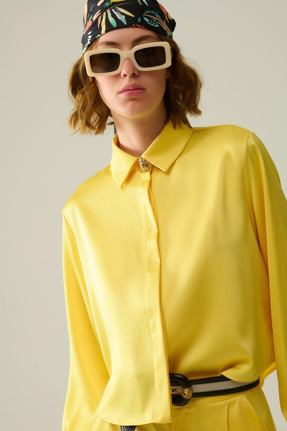 camisa curta amarela de cetim texturado