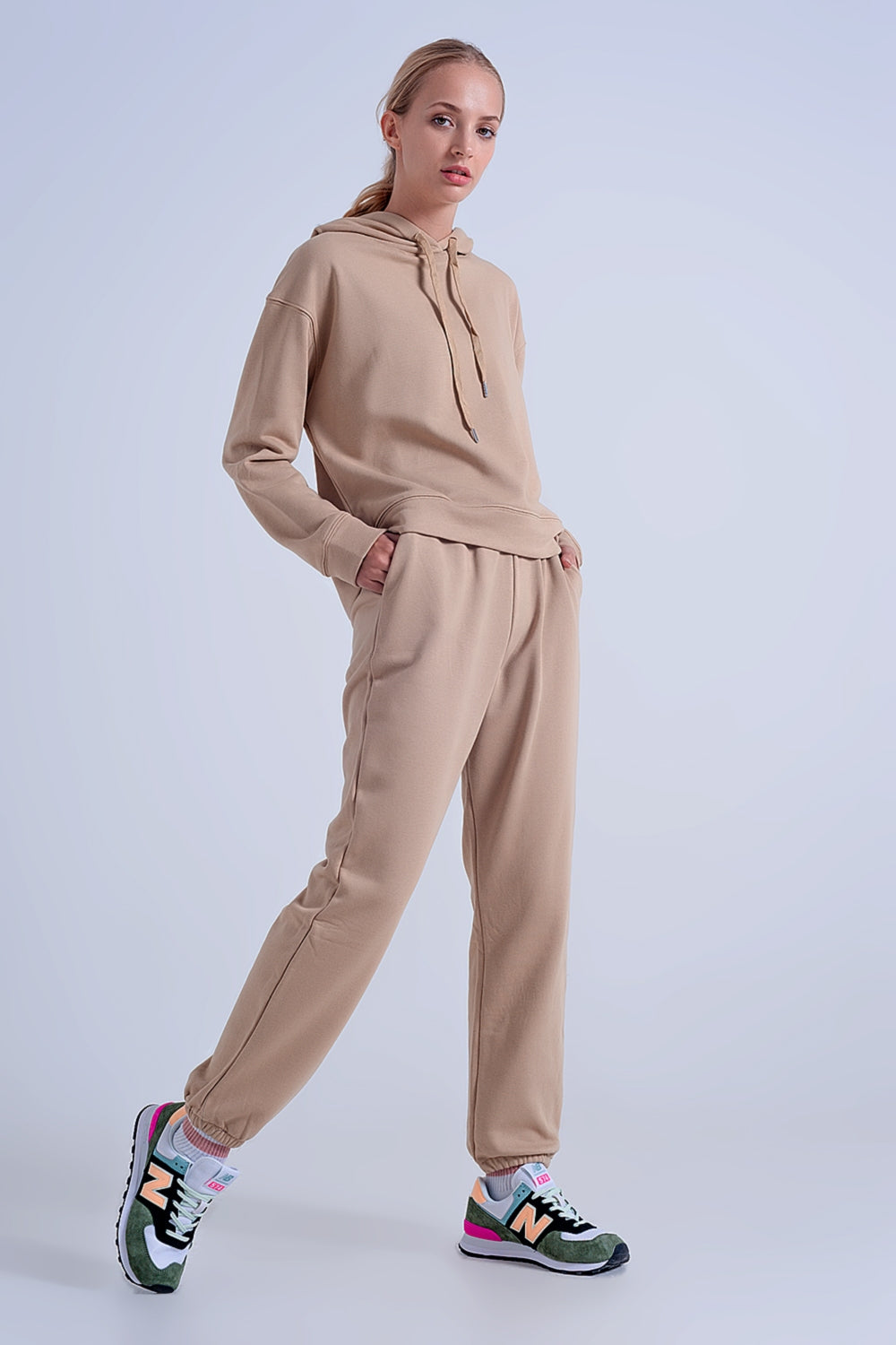 Calça jogger bege com cós ajustável