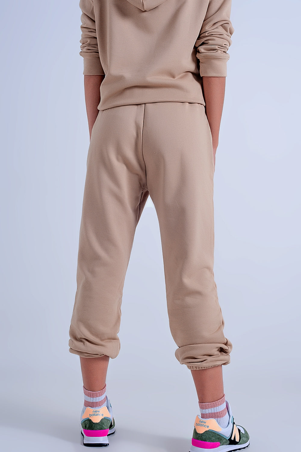 Calça jogger bege com cós ajustável