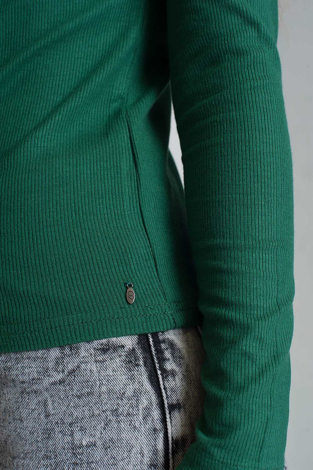 Camisola com gola assimétrica em verde