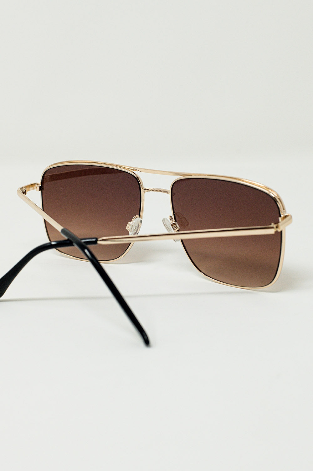 Óculos de sol vintage aviador com aro dourado em cor bege