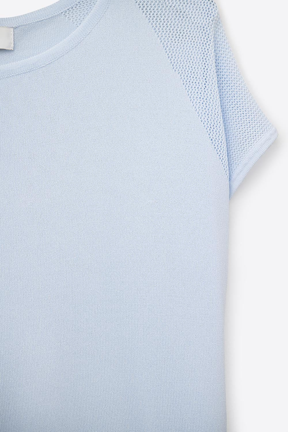 Babyblauwe trui met korte mouwen en gebreid gaas op de schouder
