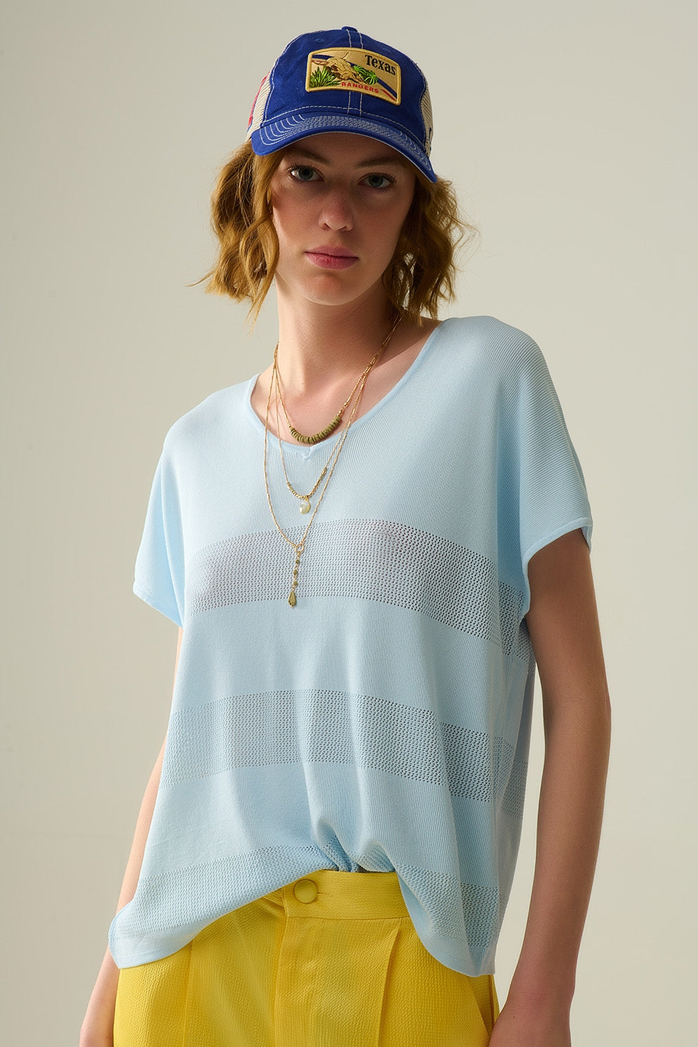 Babyblauwe V-hals trui met opengebreid detail