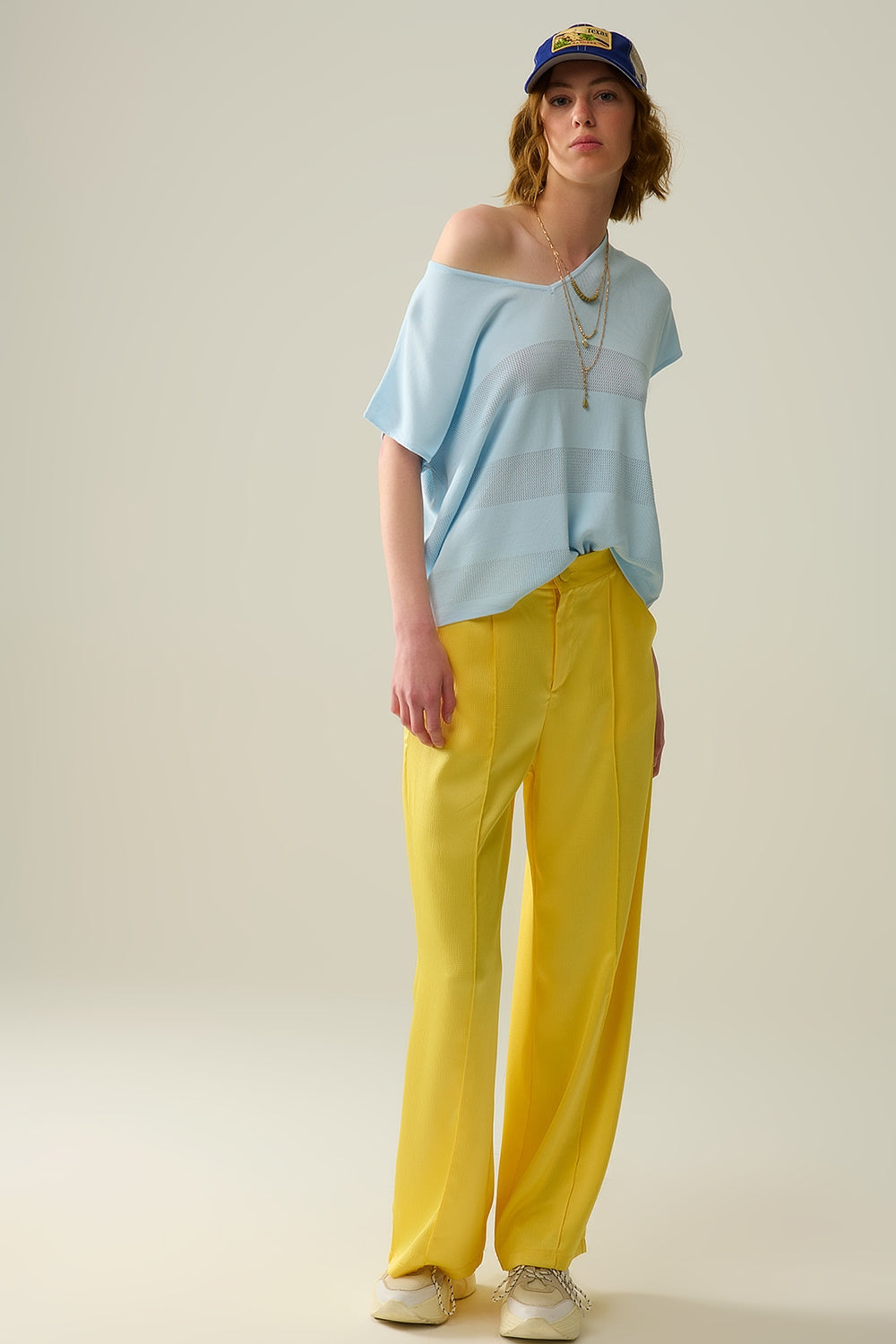 Babyblauwe V-hals trui met opengebreid detail